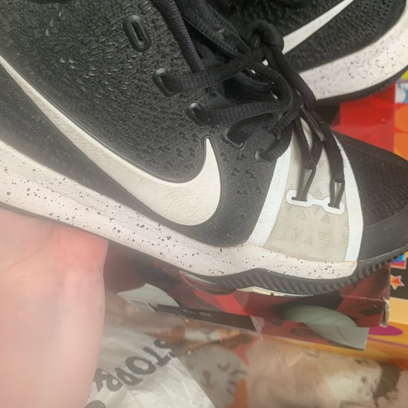 Kyrie 3 'Tuxedo’ - Picture 2 of 4